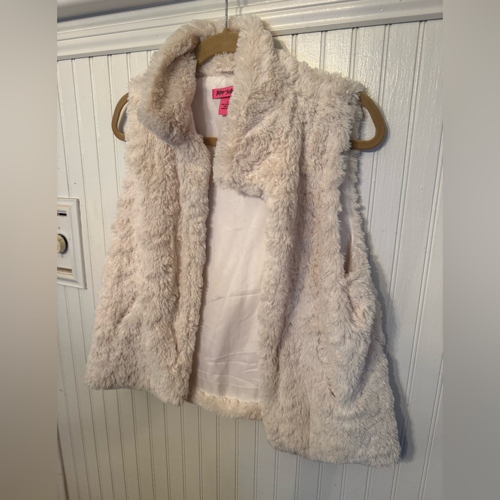 Betsey Johnson Faux Fur Cream small Vest with pockets